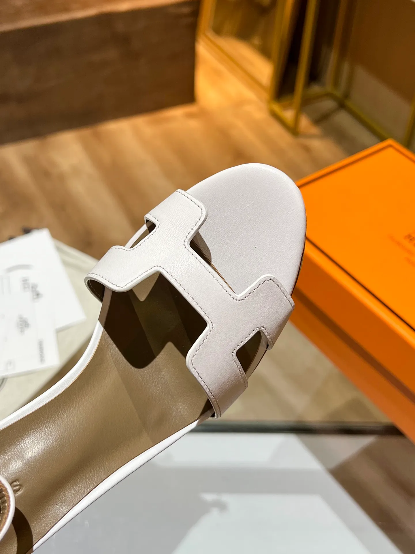👟👟Ex-factory price 600👟👟 Hermès high-heeled sandals Hermès high-heeled shoes are the simplest, most durable and elegant I have ever seen! ! ! It can hold any style, and the height of 10.5cm is easy to control. Each color has its own unique style. You must buy this one, it is really easy to wear and look good! size: 35-40 (34.40.41 customization is non-returnable and non-exchangeable)